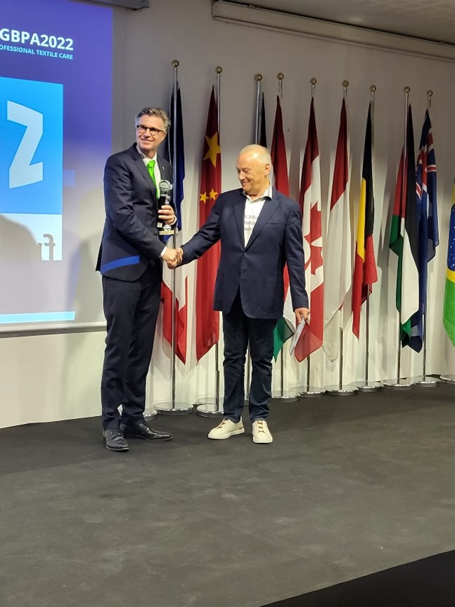 Mr. Alexander Seitz presents the Sustainability Award RTC-Big to Mr. Alexander Kogan of Kims, Ukraine