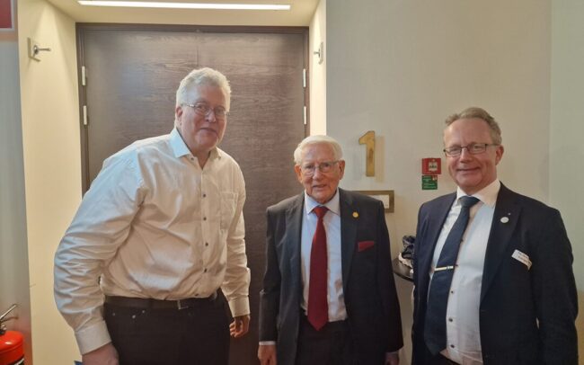 Riksdag member Per-Arne Håkansson and Daniel Kärrholt accompanied Nestor Thage G Peterson out to the elevator and waiting car.