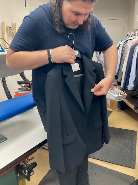 Dino shows the group the way he works with professional wetcleaning of a colbert