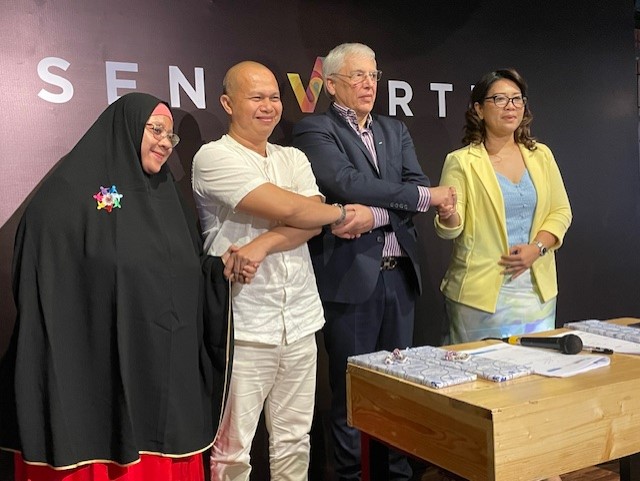 Handshake-upon-the-signing-of-the-CINET-agreement-with-Iziloh-ASLI-APLI-HIPLI-and-ILI-Associations