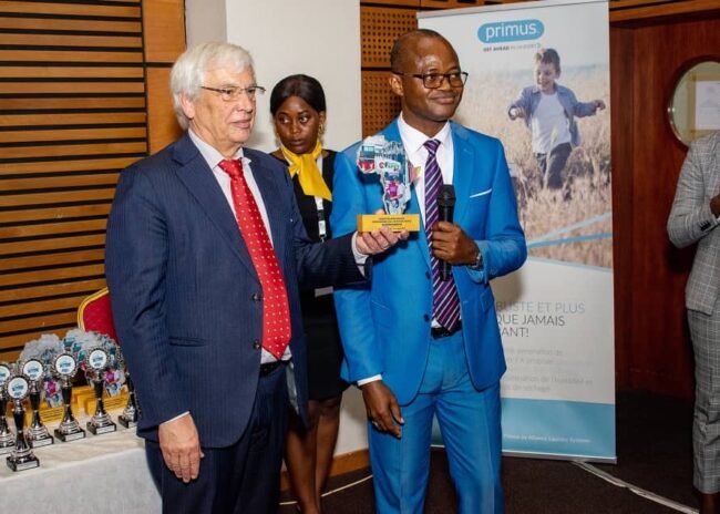 Mr. Celestin-Arthur Yoboue, President of FAPET thanks Mr. Peter Wennekes of CINET with an Africa trophee of the event