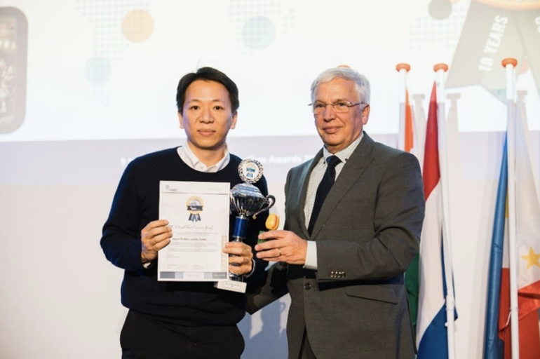 Mr. Peter Wennekes, CEO of CINET, congratulates Mr. Lei Pai of Tianjin Matillian Laundry Services, China, with his Overall Award 2024, Category ITS.